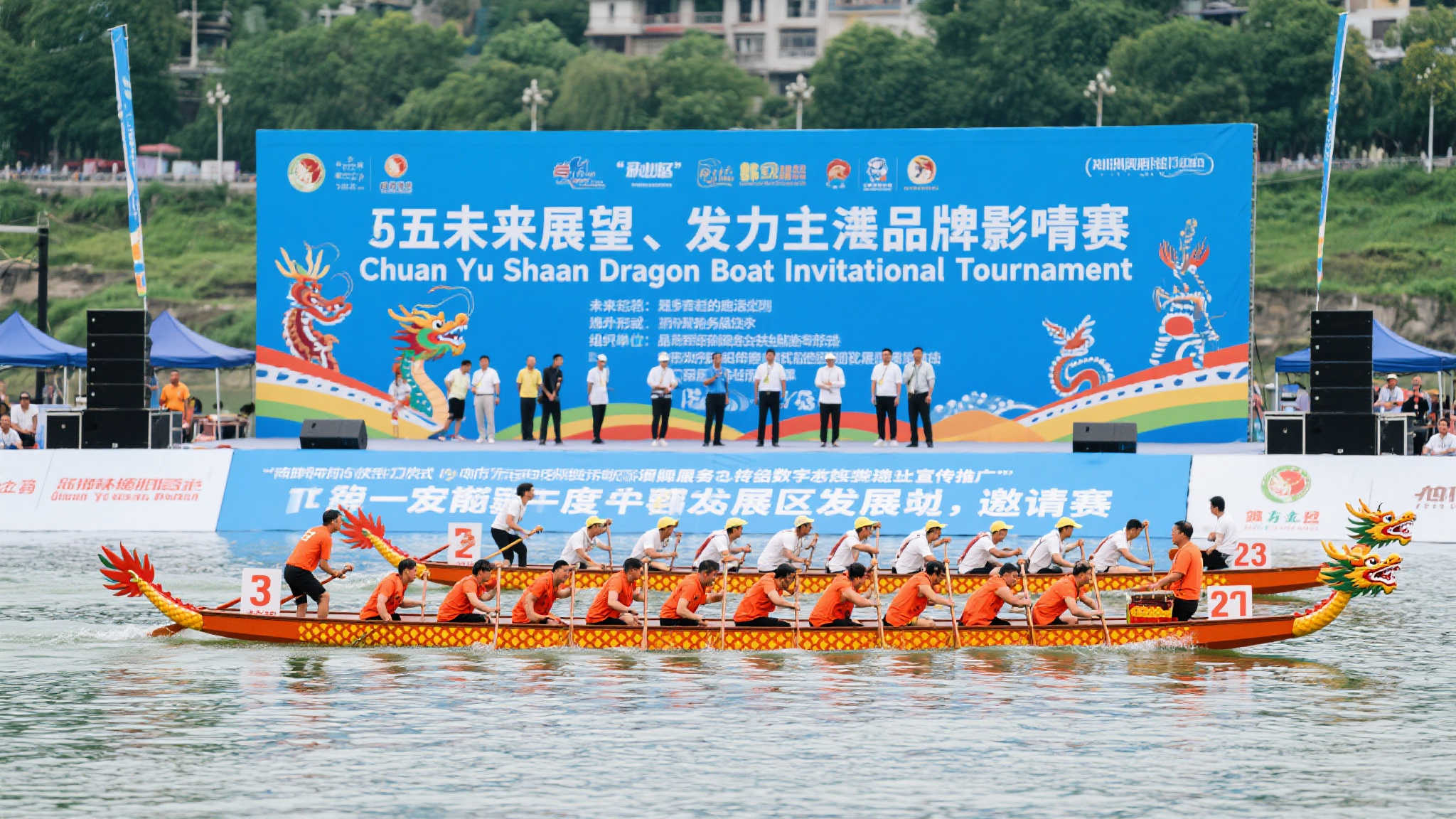 展示他在中 展示他在中